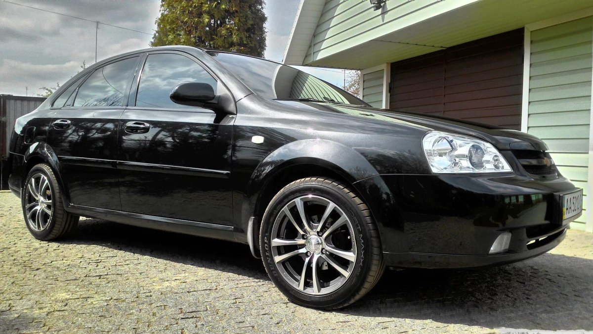 Черная Шевроле Лачетти седан r17