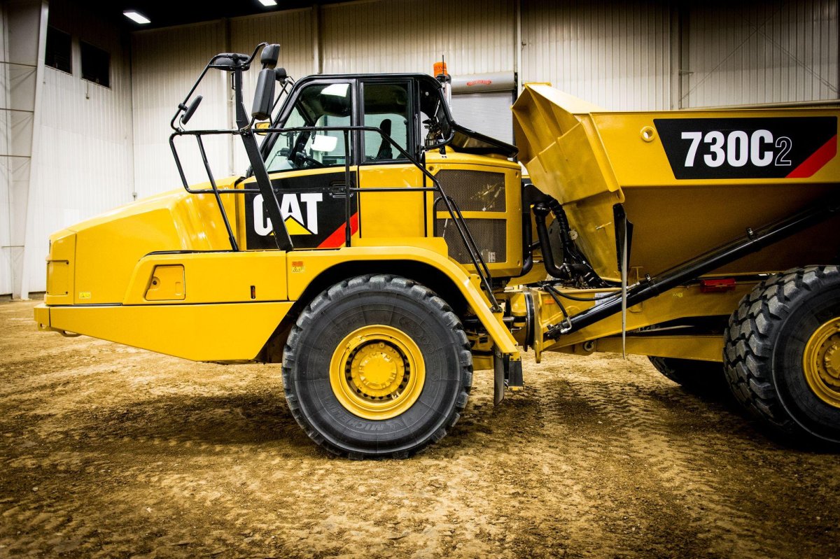 Сочлененный самосвал Катерпиллер