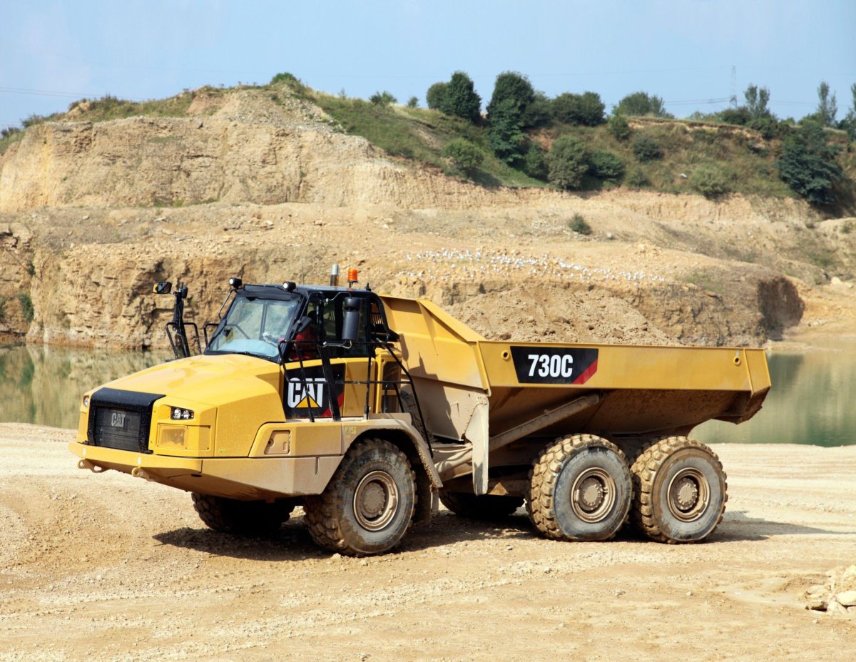 Самосвал Caterpillar 730
