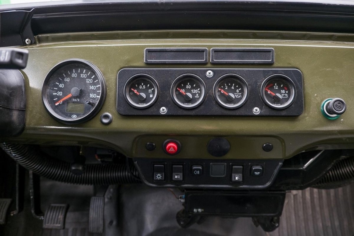 UAZ Hunter приборная панель