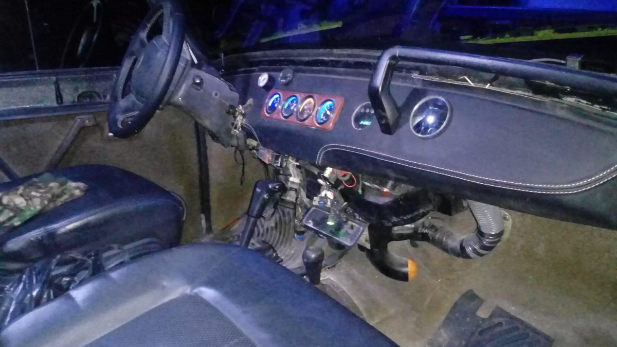 УАЗ 3151 перетяжка торпеды кожей