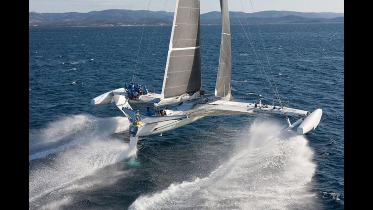 Парусная яхта тримаран