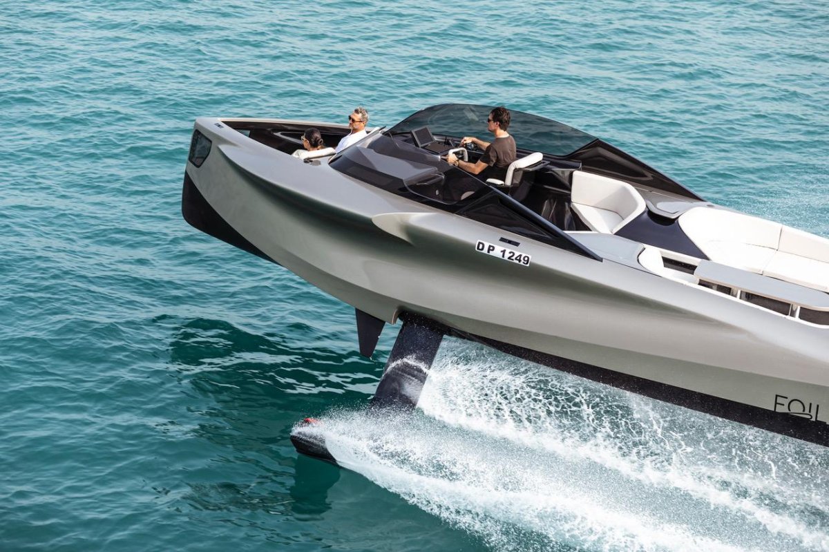 Яхта Foiler