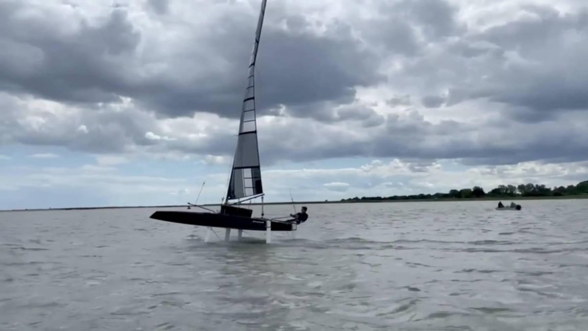 Парусная яхта на подводных крыльях