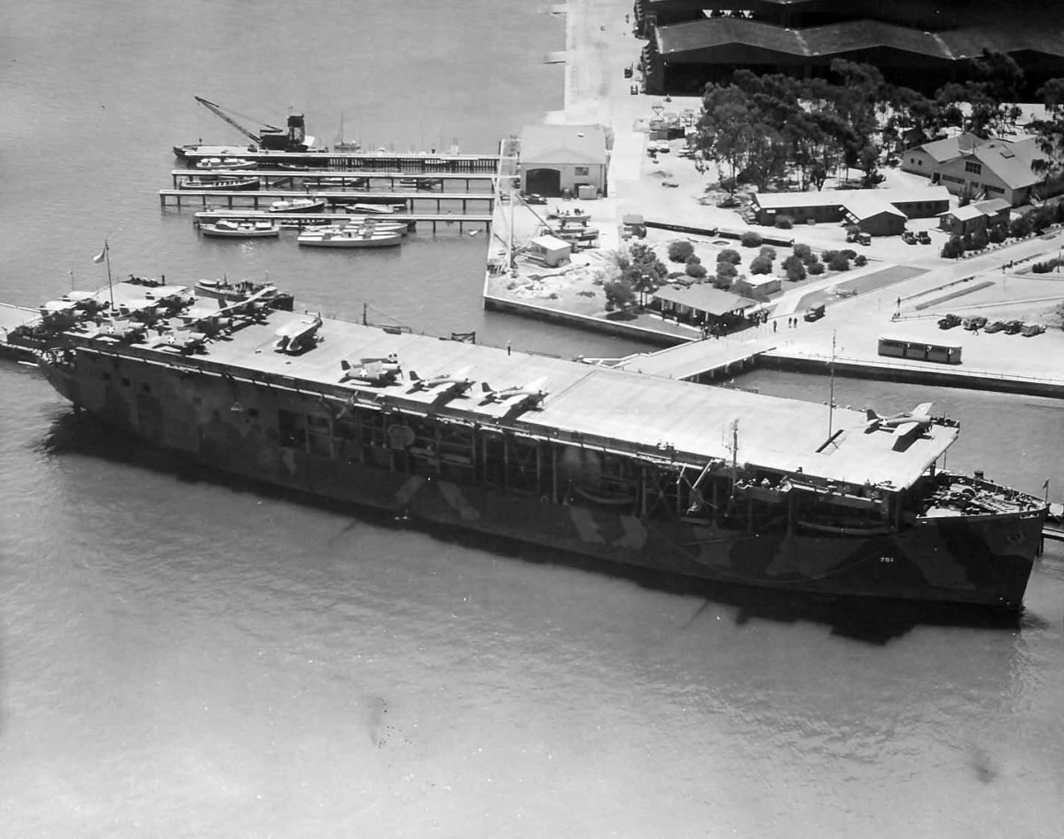 Эскортный авианосец Лонг Айленд