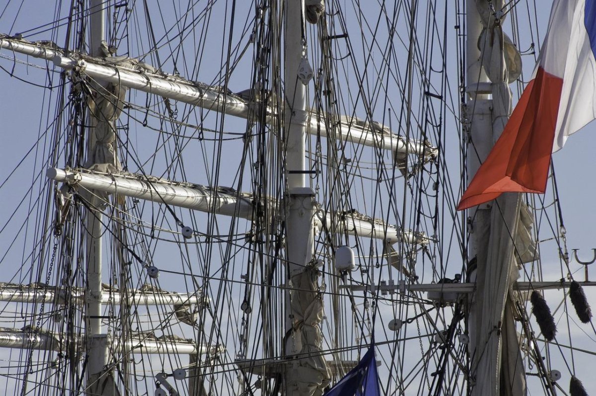 Парусный Трехмачтовый корабль