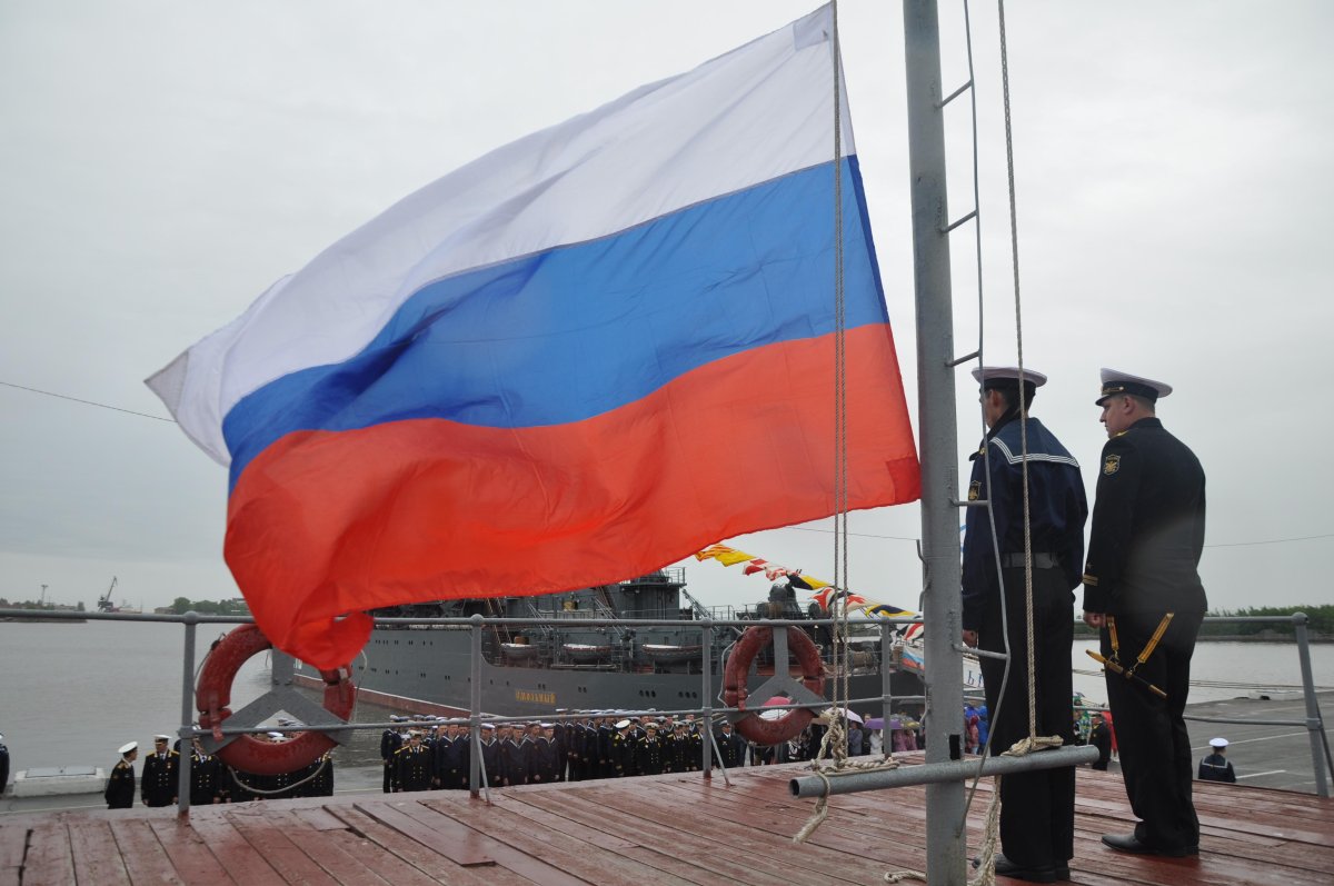 Корабль с российским флагом