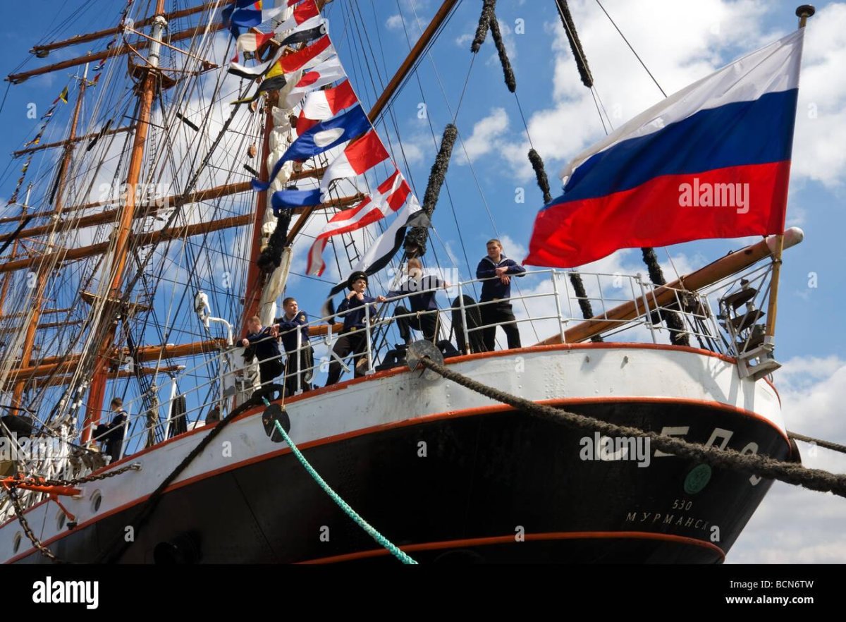 Корабль с российским флагом