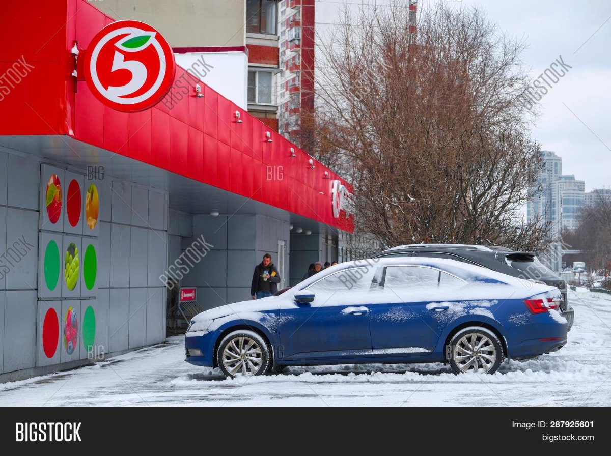 Машины магазина Пятерочка