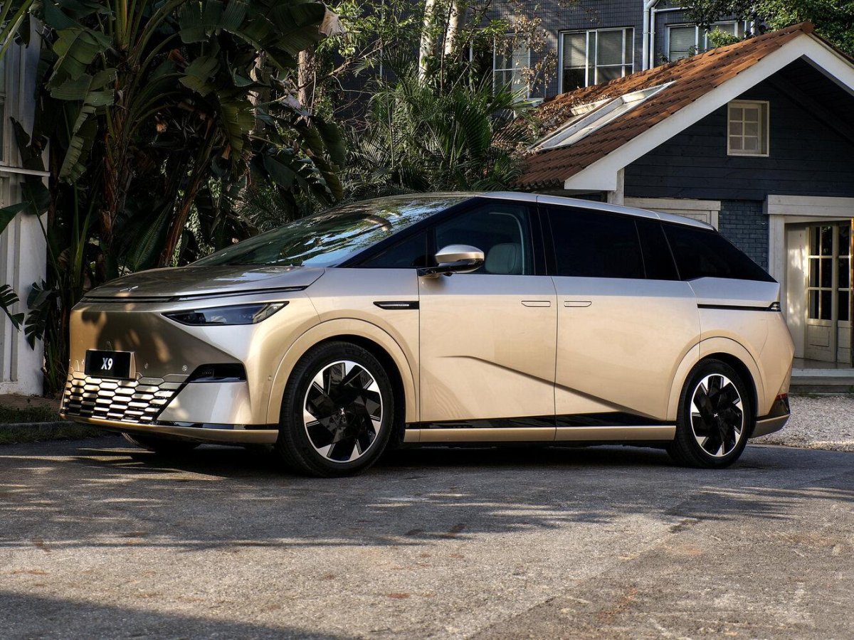 Китаец минивэн электро