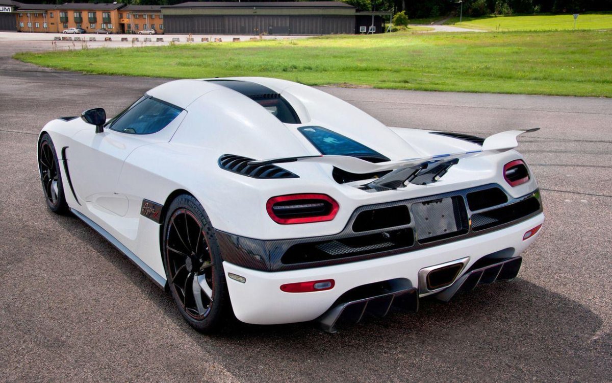 Машина Koenigsegg Agera