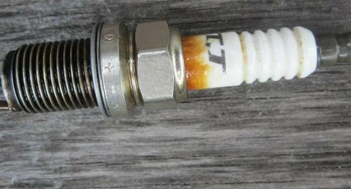 Нагар на изоляторе свечи зажигания