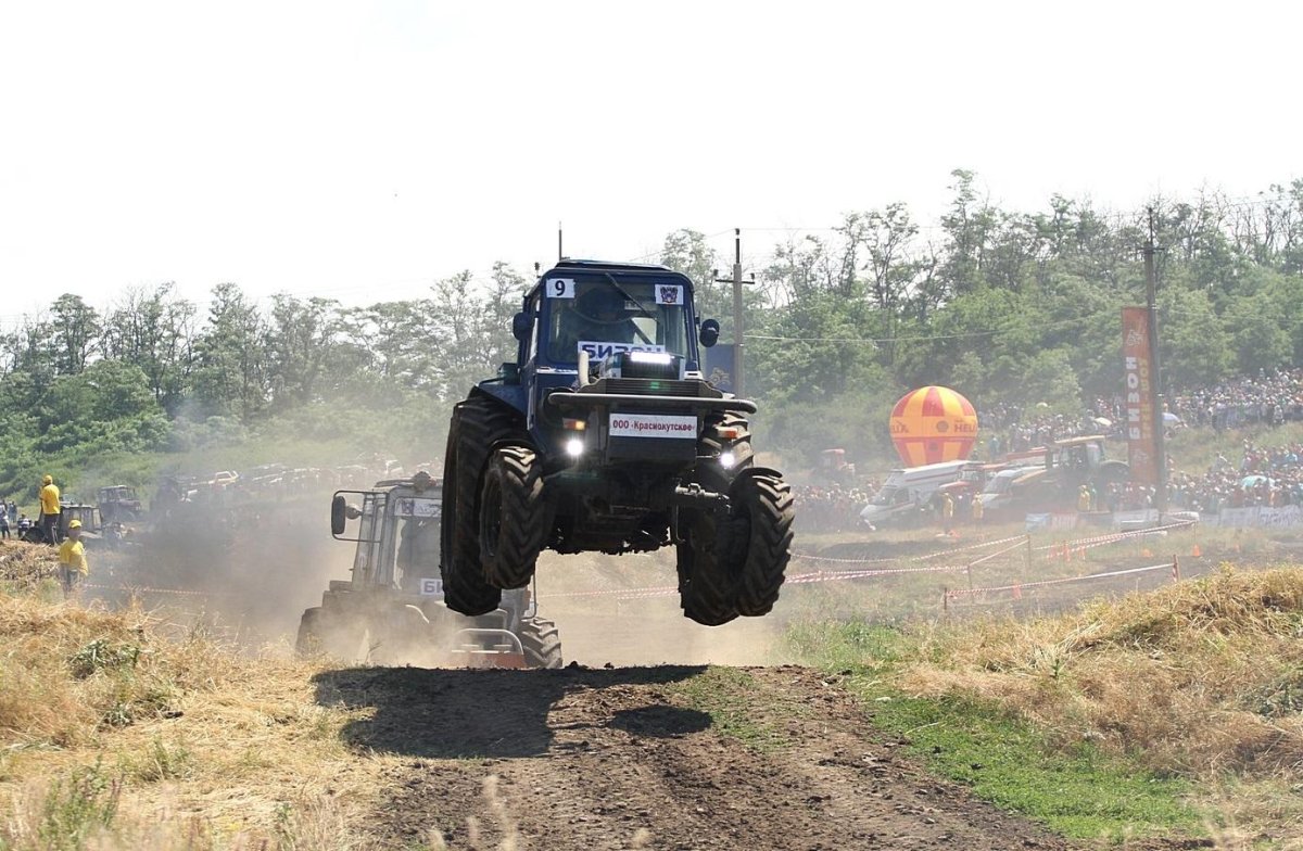 Гонки на тракторах Бизон 2015
