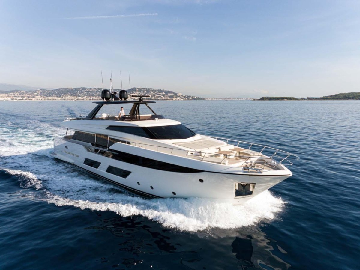 Яхта Феретти