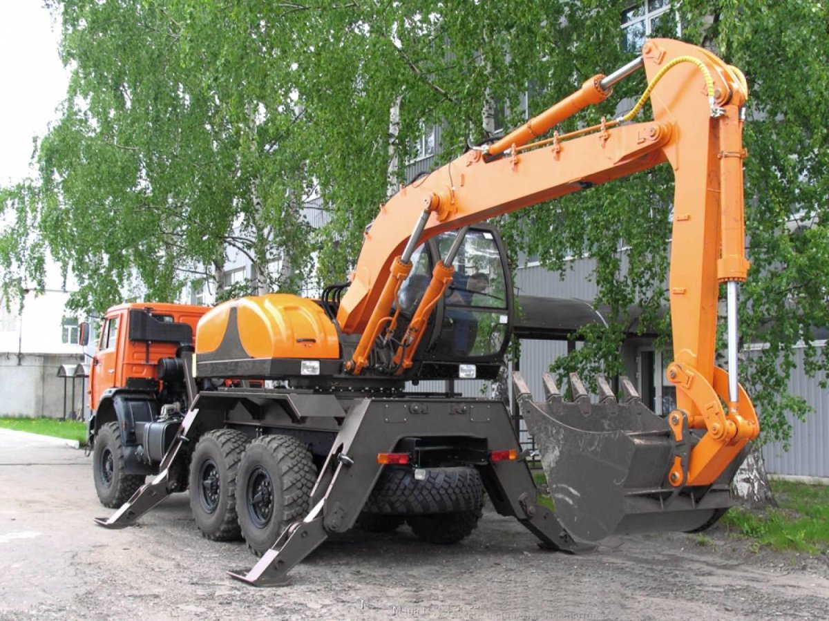 КАМАЗ 43118 экскаватор е195а