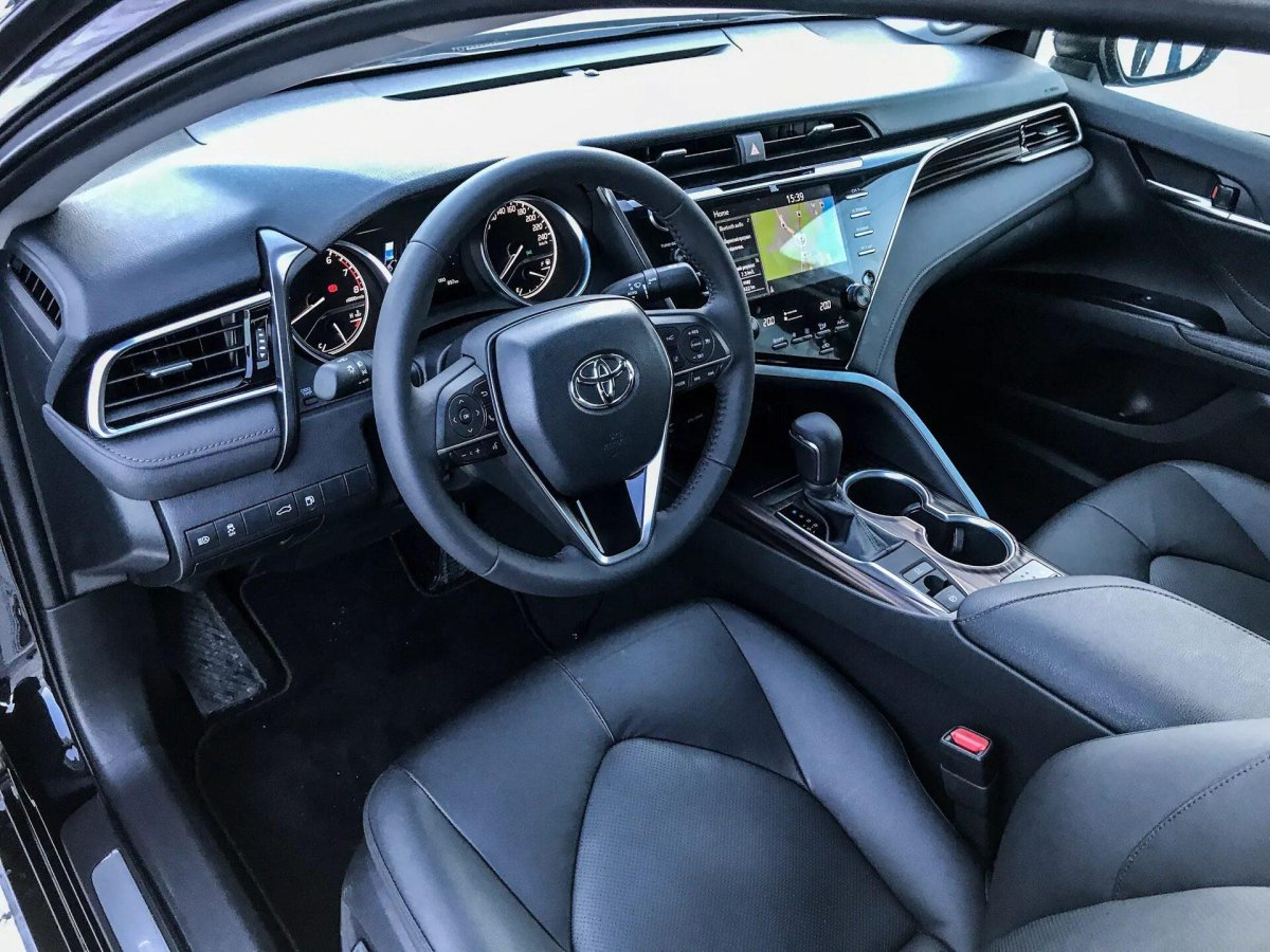 Toyota Camry 2018 с белым салоном