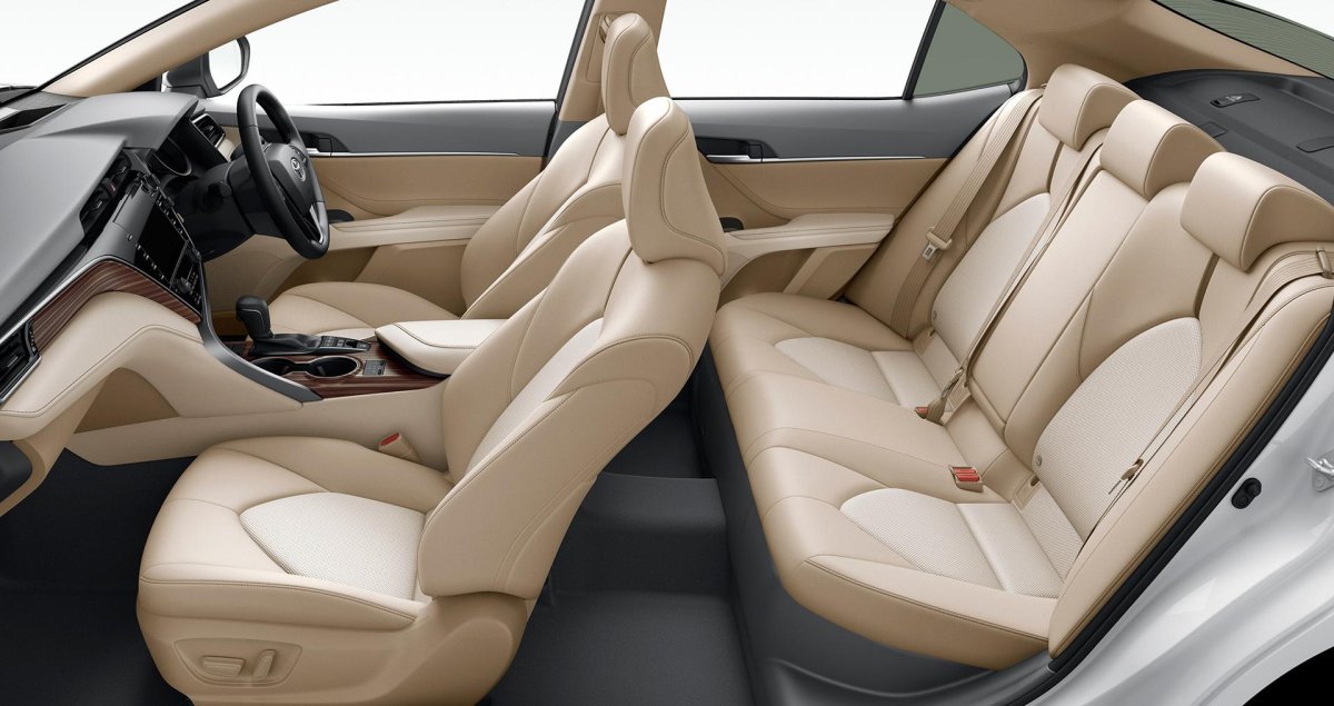 Тойота Камри 70 с белым салоном