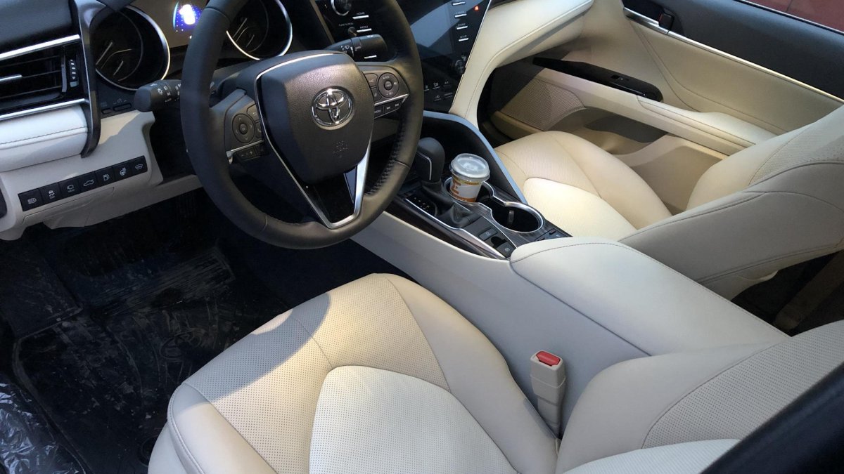 Тойота Камри 3.5 2021 белая салон