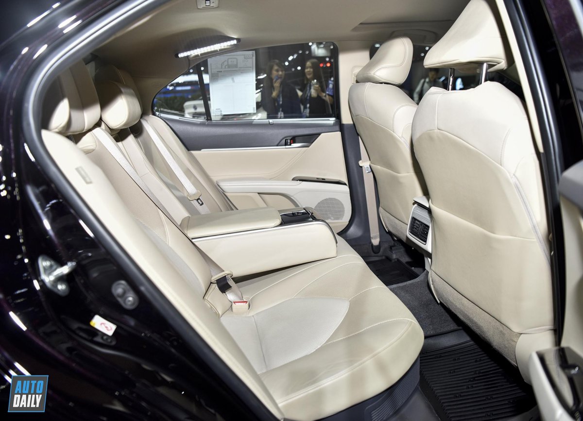 Toyota Camry 2023 белый салон