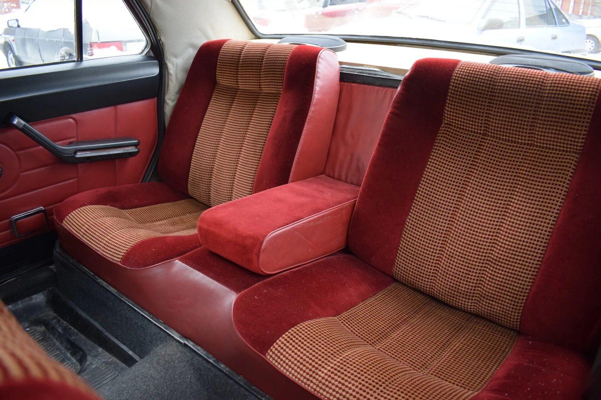 ГАЗ 24 красный салон сзади