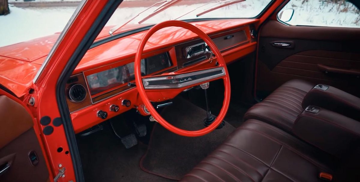 ГАЗ 2410 красный салон