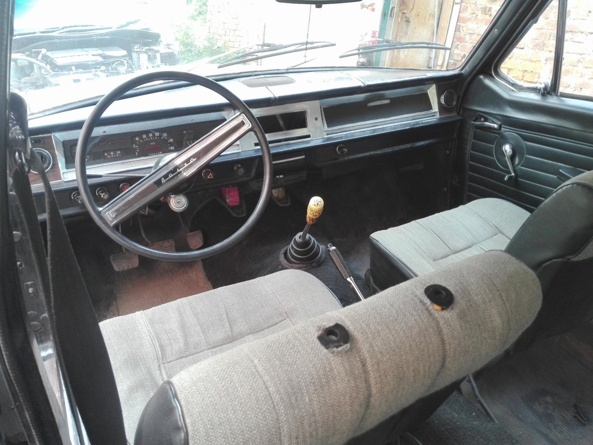 ГАЗ 24 черный салон