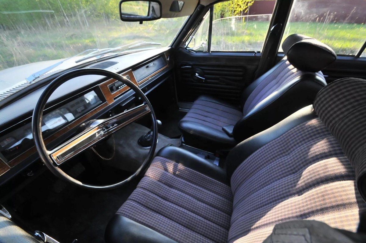 ГАЗ 24 черный салон