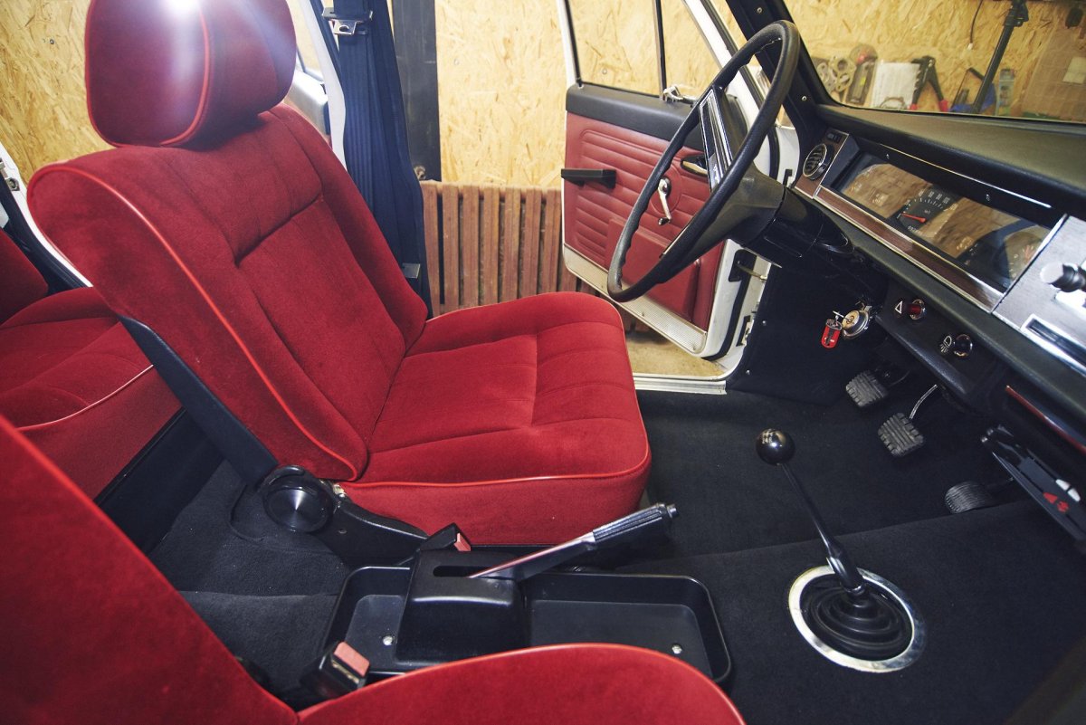 ГАЗ 24 красный салон