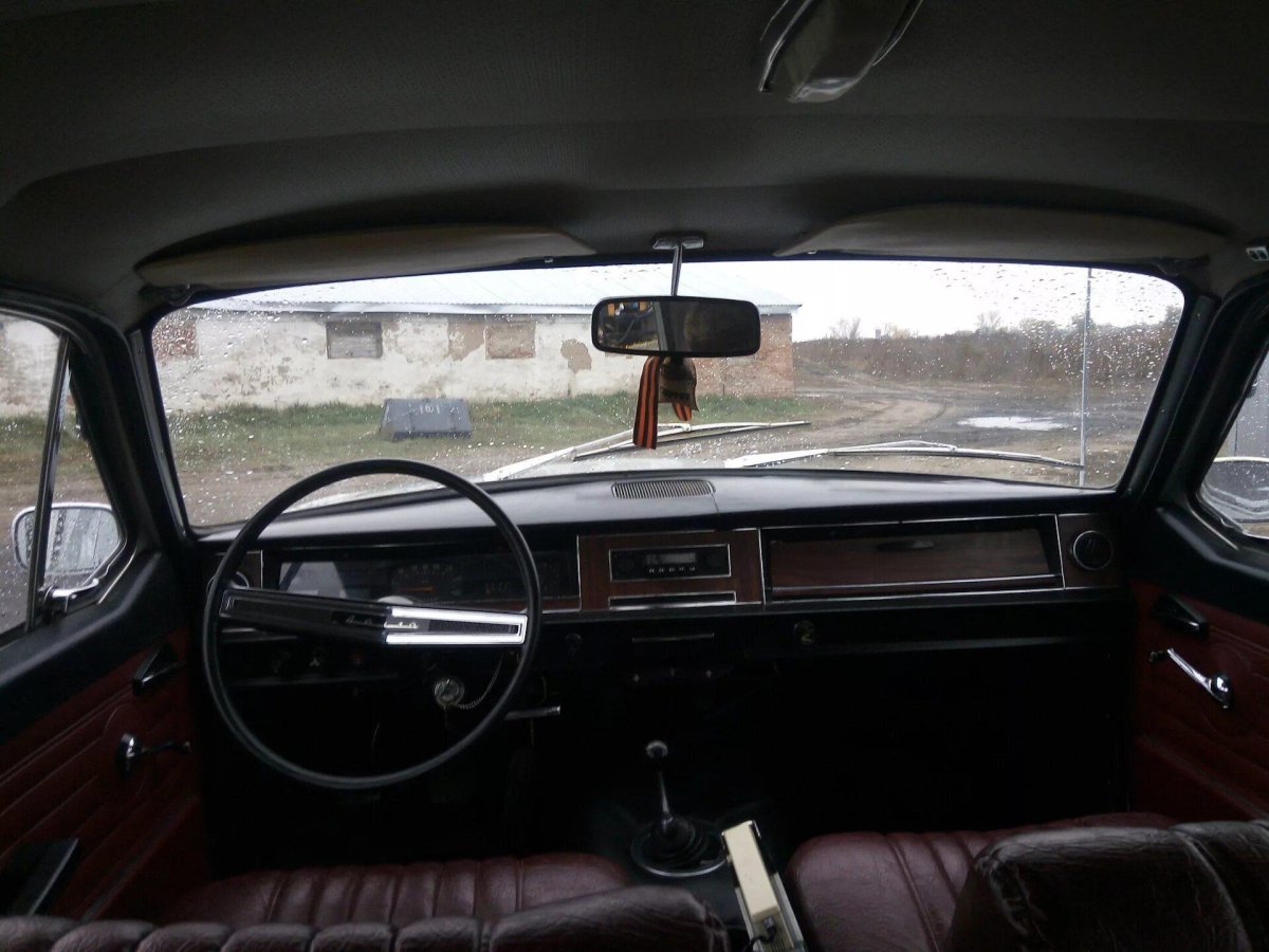 ГАЗ 24 черный салон