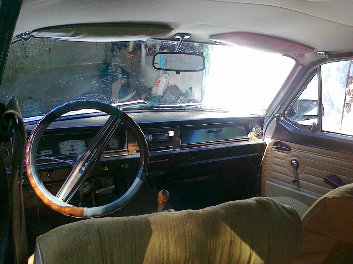 ГАЗ 24 черный салон