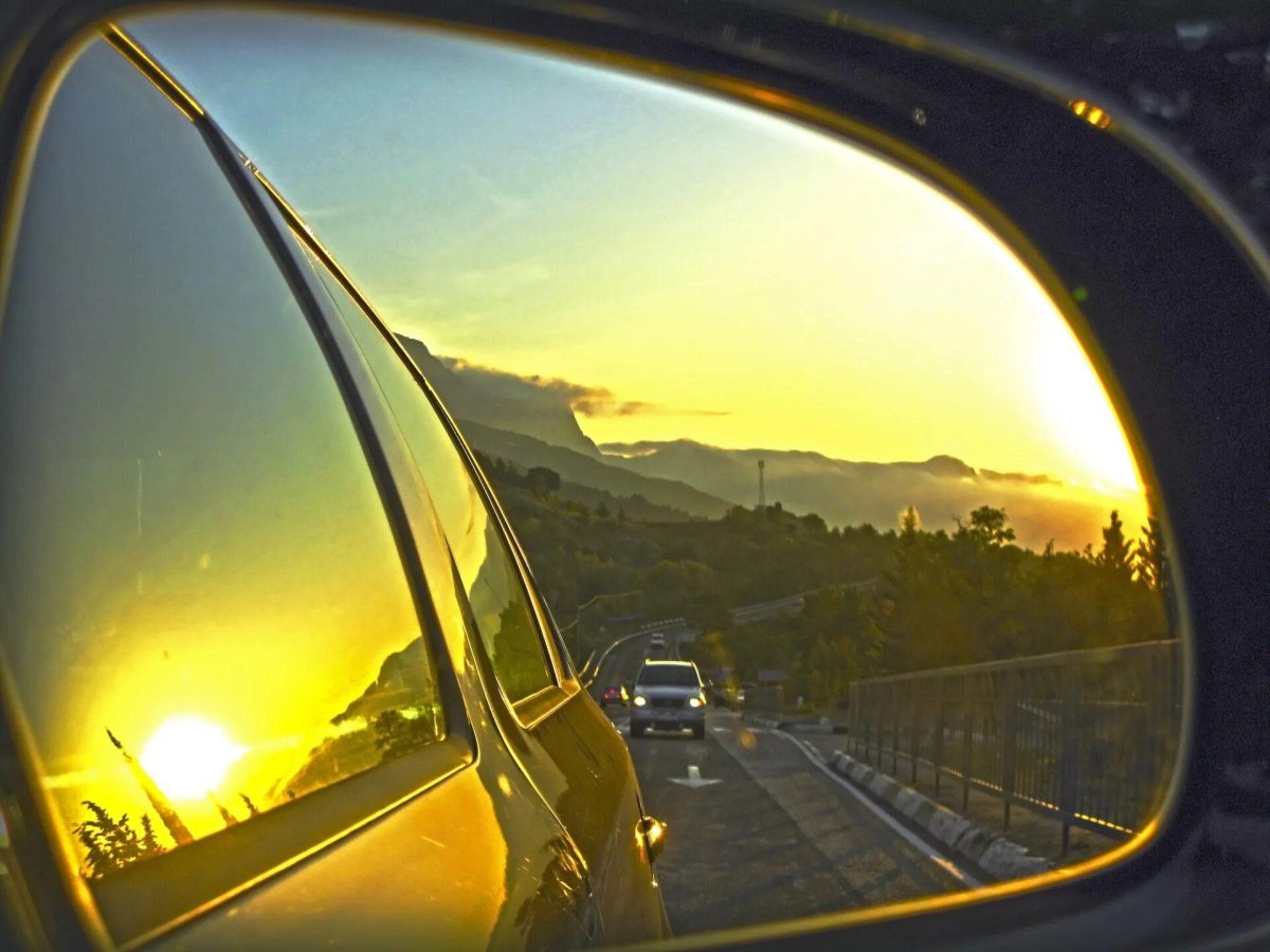 Красивый вид из окна автомобиля