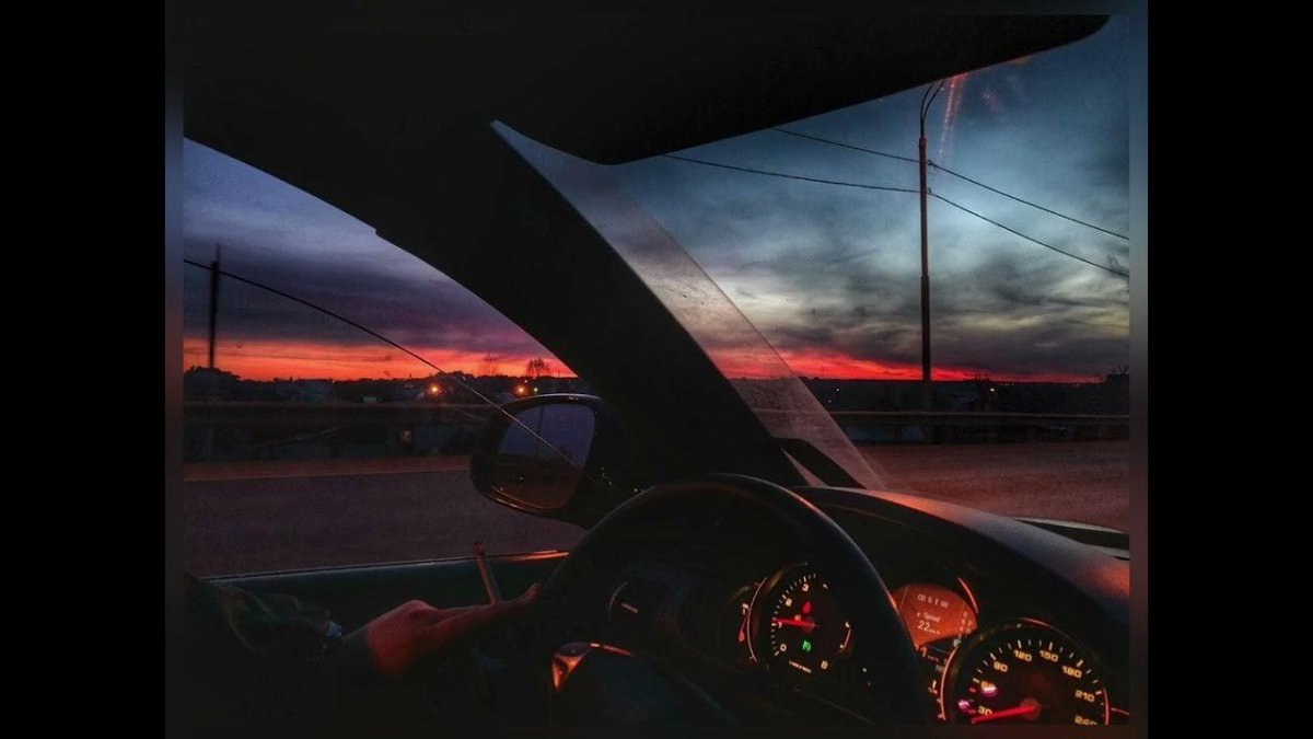 Красивый ночной вид из машины