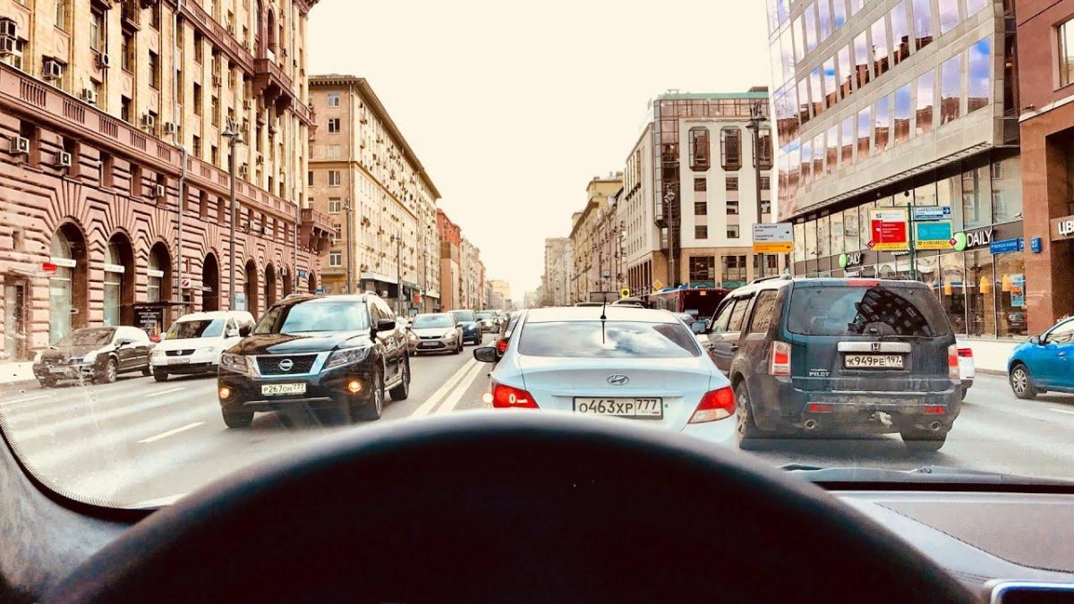 Вид из машины на город