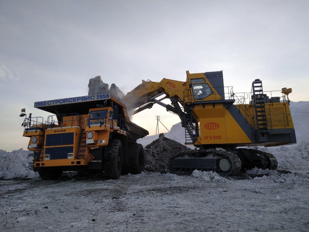 Гидравлический карьерный экскаватор УГЭ-300