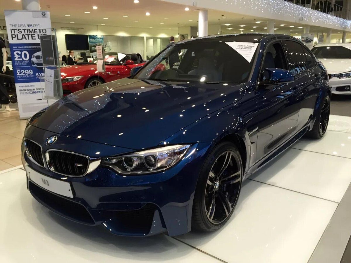 БМВ м5 темно синяя