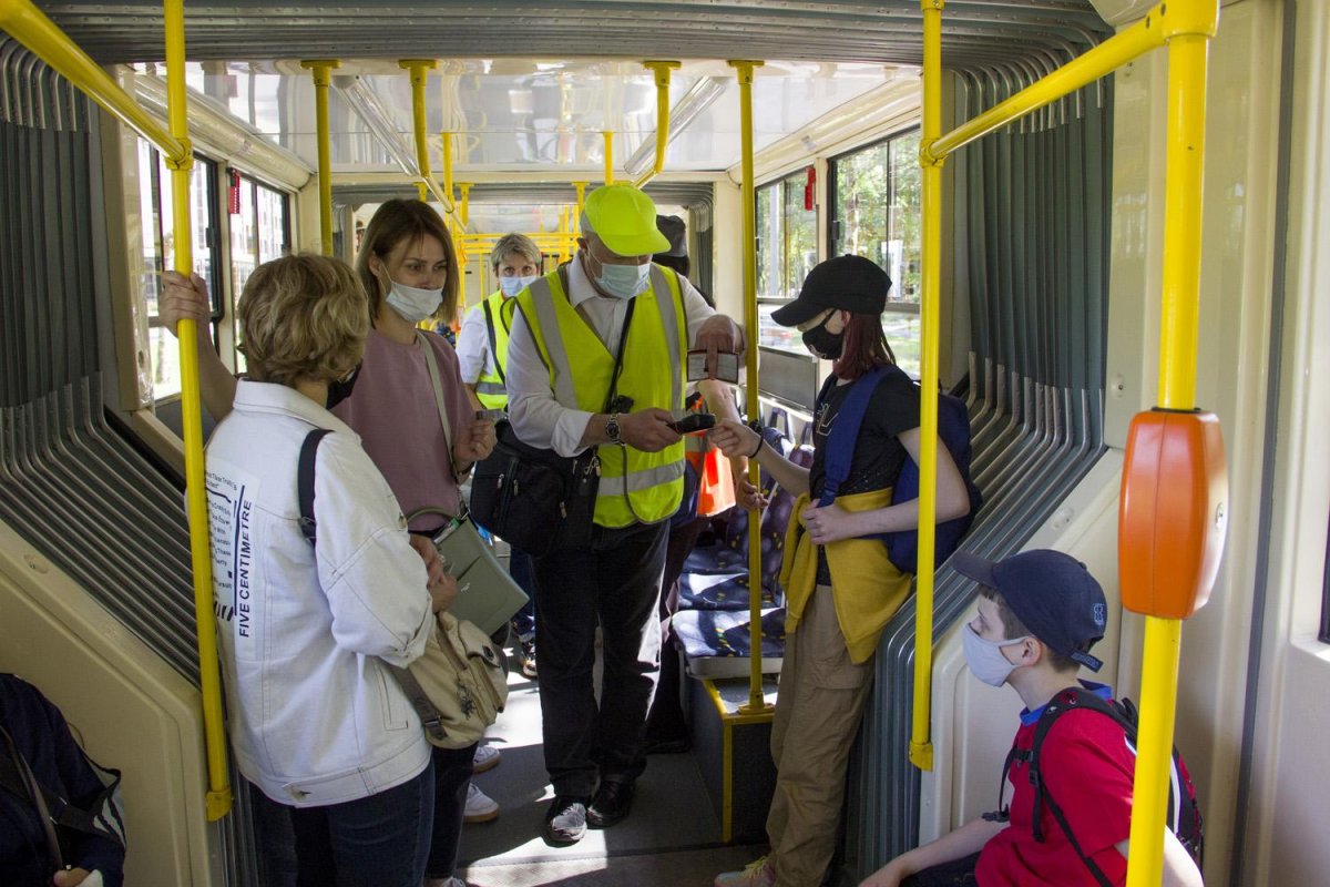 Общество в трамвае