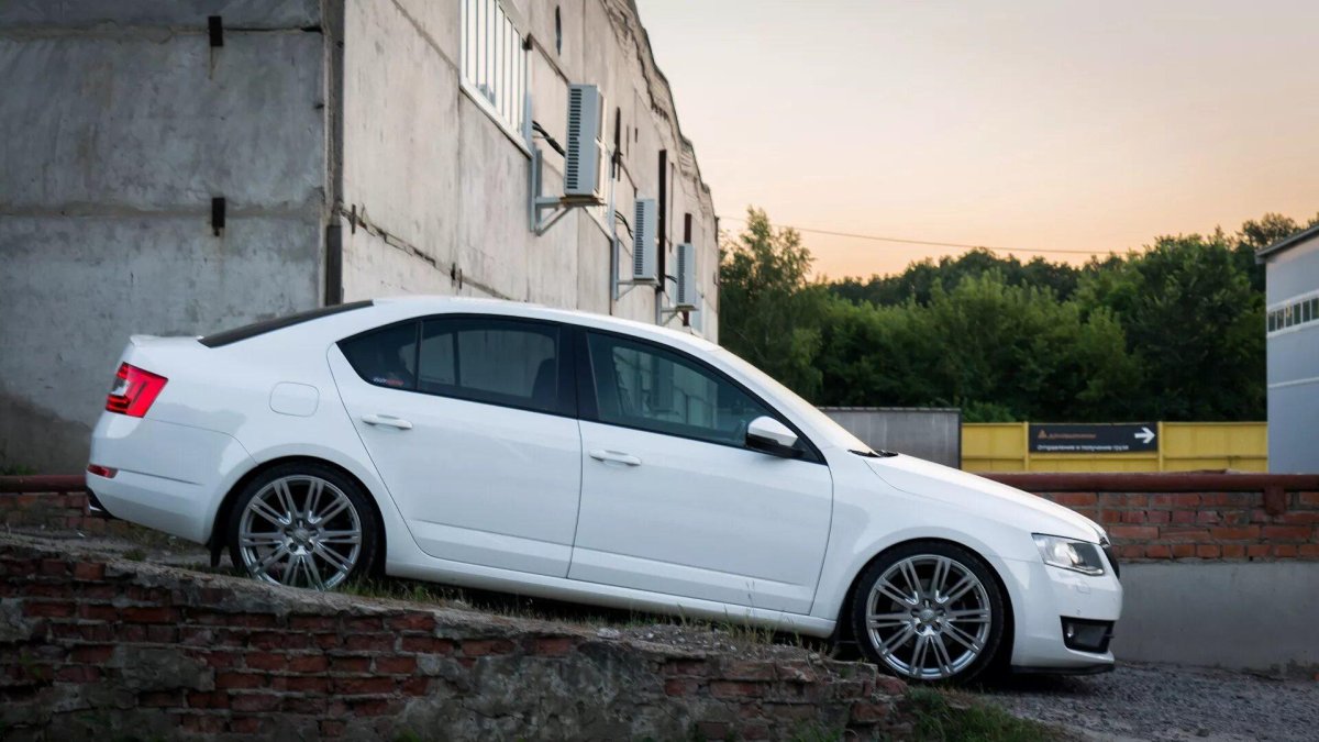 Skoda Octavia a7 белая r18