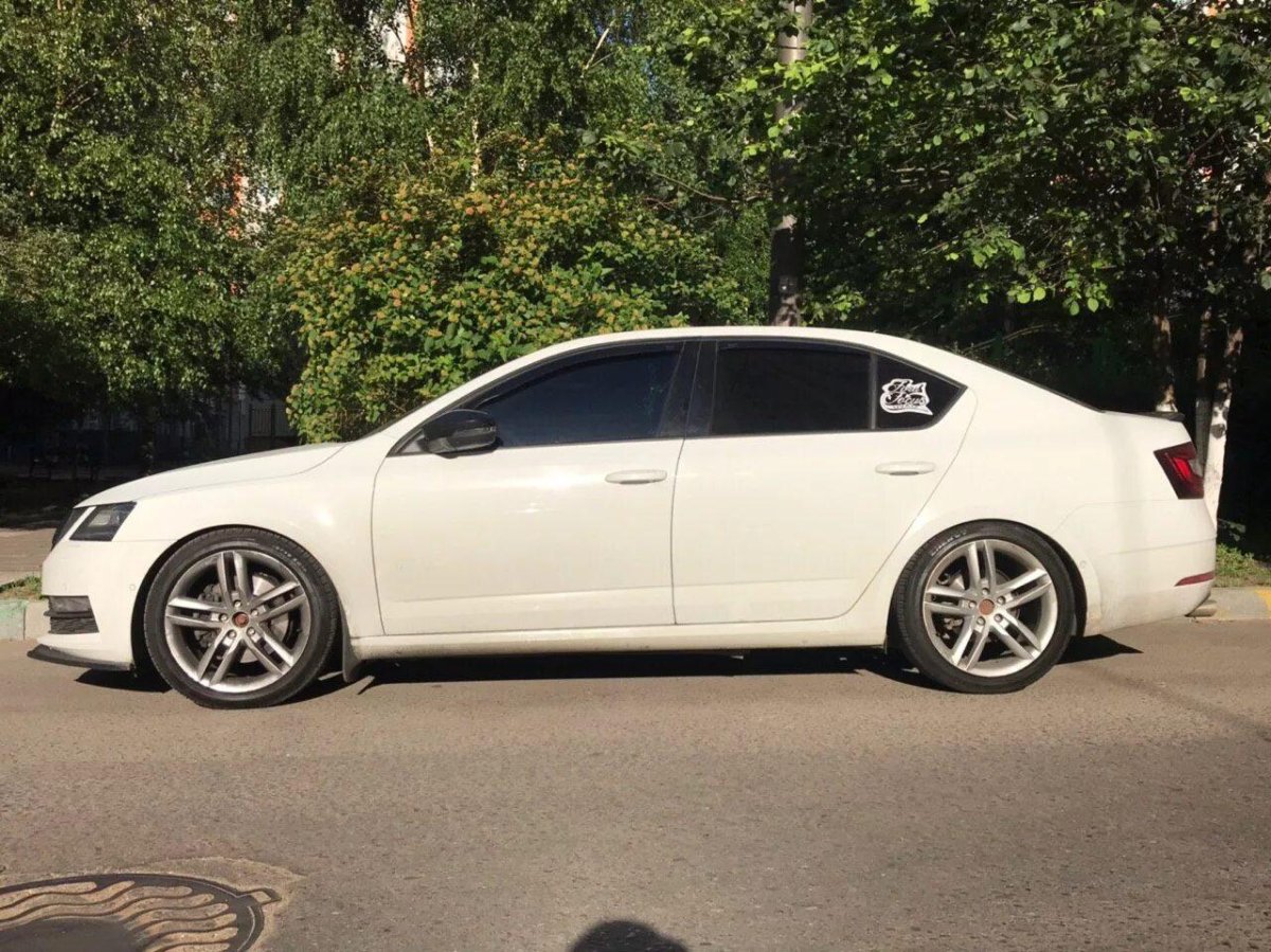 Skoda Octavia a7 белая r18
