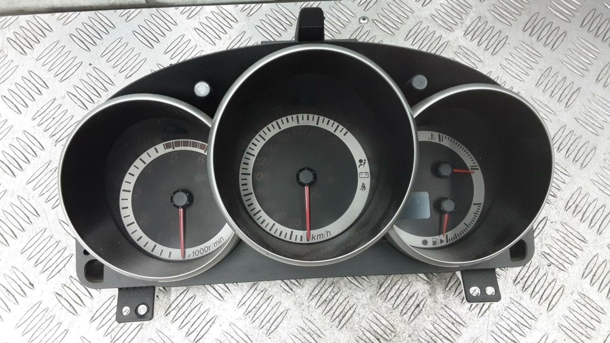 Mazda 3 BK панель приборов