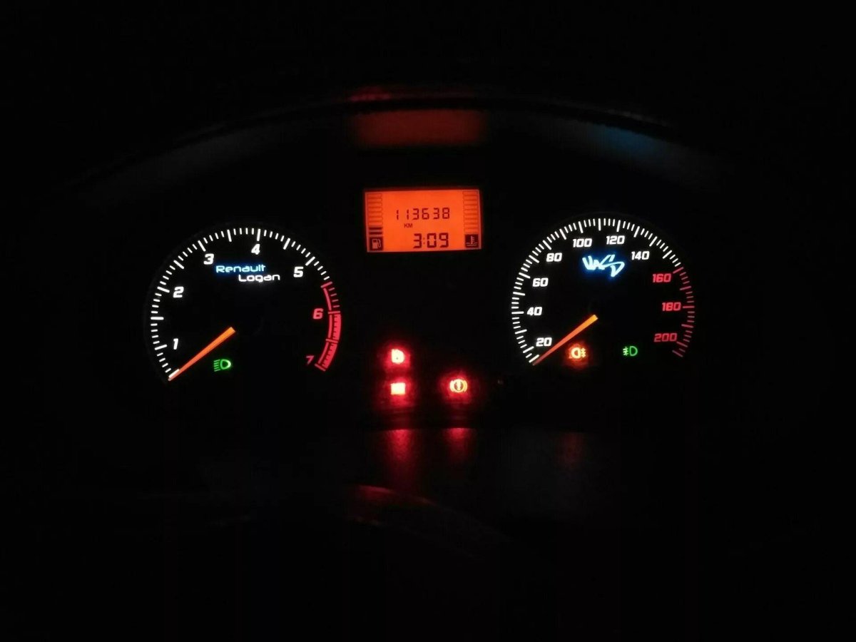 Renault Logan комбинация приборов