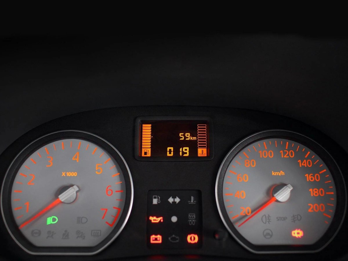 Приборная панель Рено Логан 2011