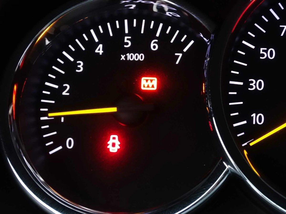 Индикаторы на панели приборов Рено Логан 2