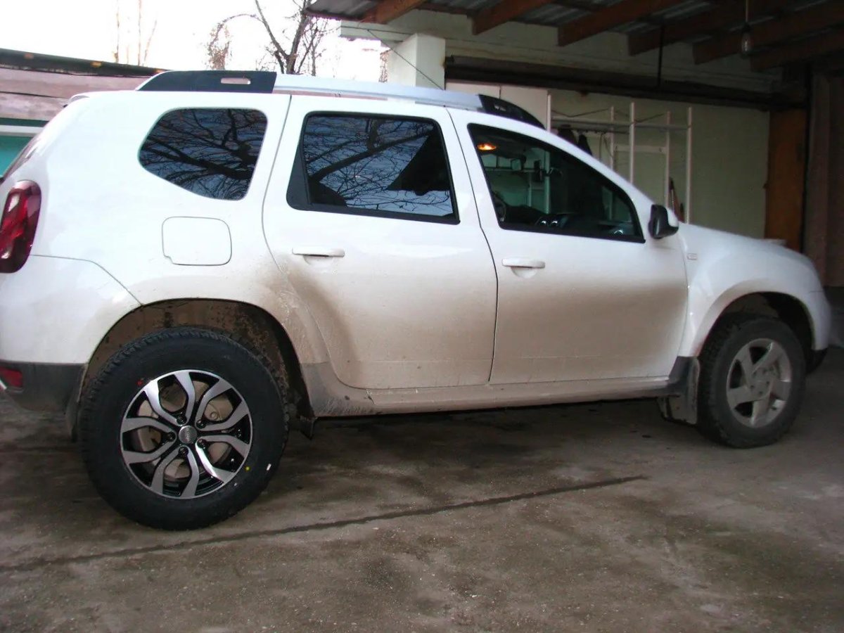 Белый Рено Дастер на литье r17