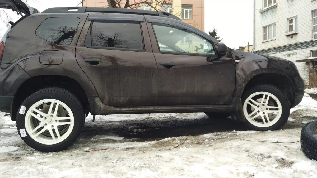 Белый Рено Дастер на литье r17