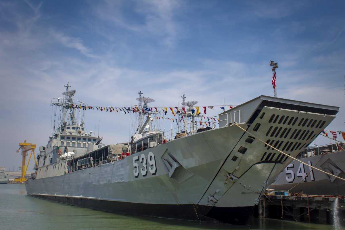 Артиллерийского корабля ВМС Индонезии Kri Tombak (629)