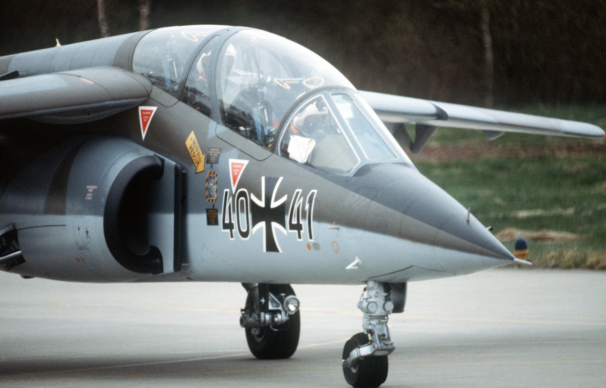 Alpha Jet самолет