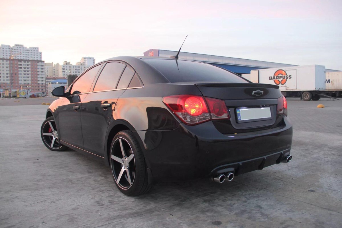 Шевроле Круз в обвесе черный