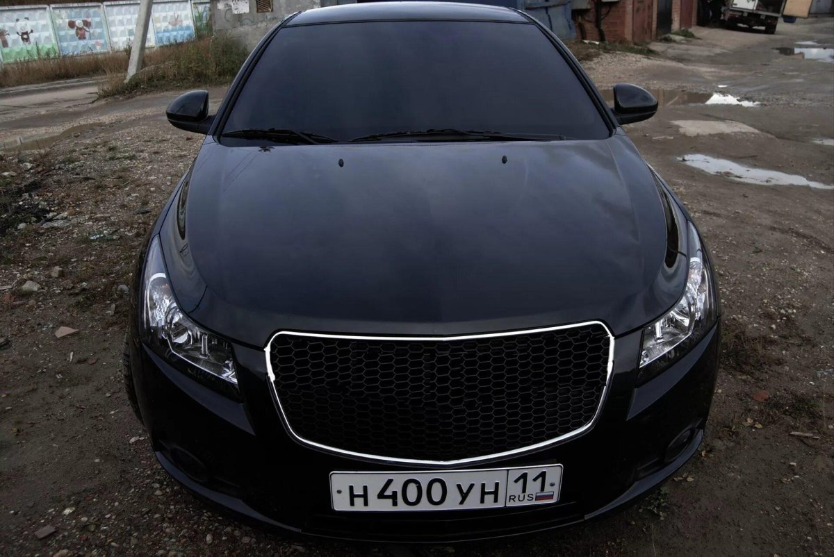 Черная решетка радиатора Шевроле Круз