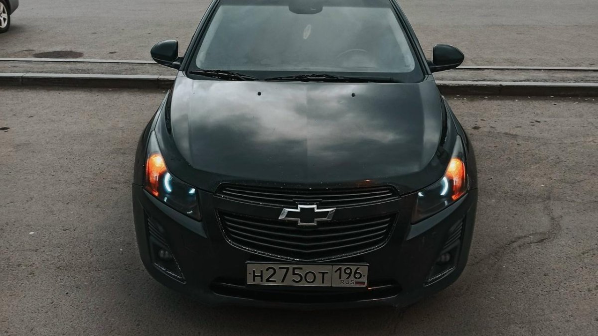 Черный Шевроле Круз черные фары