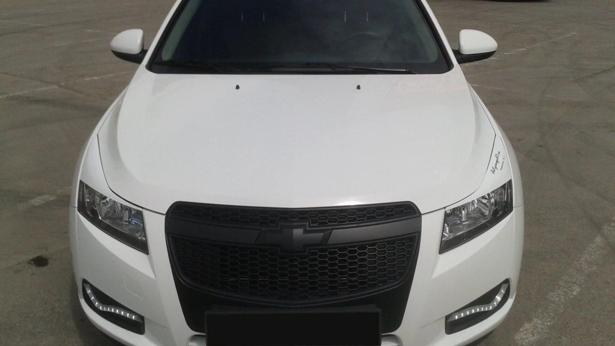 Черная решетка Шевроле Круз